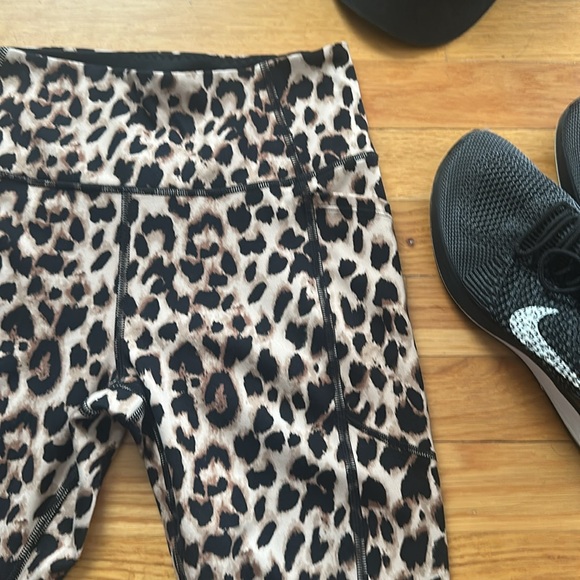 Victorias Secret leopard print ankle length leggings - Picture 3 of 7